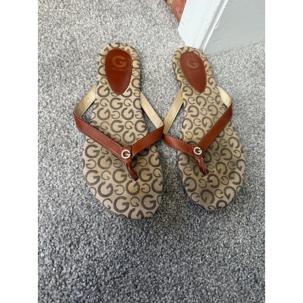 Women's Guess By Guess Los Angeles Size 7.5 Monogram Sandals